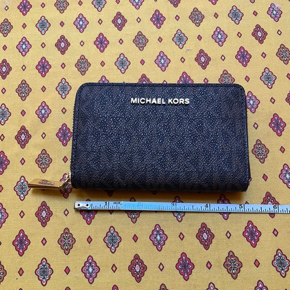 NWOT. Michael Kors Jet Set Travel small zip wallet. - Picture 4 of 6